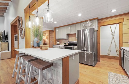 Buford House | Lake Cabin! Private Dock/Hot Tub/8 Beds/Pool Table/Ping Pong Table