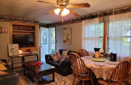 Melrose House | Lake Congamond Cozy Stylish Comfortable House