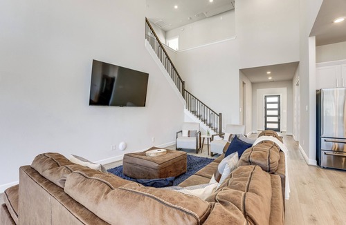 French Quarter House | Lake Conroe Oasis: Chef's Kitchen & Boat Dock