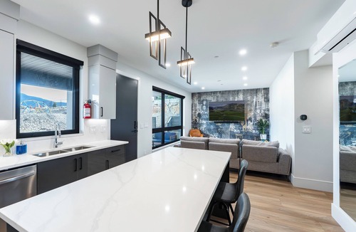 Central Okanagan House | Lake Country Vacay | w/King Bed