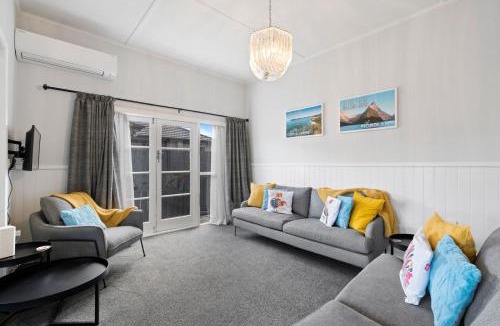 Lowburn House | Lake Dunstan Cottage - Cromwell Holiday Home