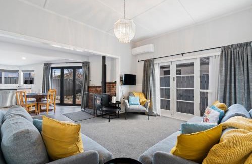 Lowburn House | Lake Dunstan Cottage - Cromwell Holiday Home