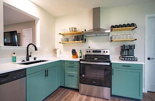 Vermilion House | Lake Erie Breeze 3BR home base, 30 min to Cedar Point Island Ferries