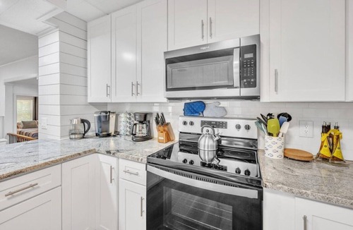 Hoyt House | Lake Eufaula, OK Lakefront house on the beach. Sleeps 8, 3 bedroom, 2 bath