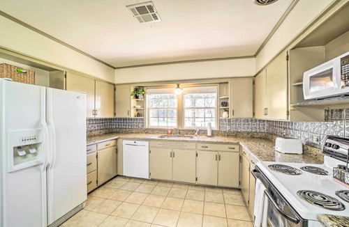 Eufaula Cottage | Lake Eufaula Retreat w/Fire Pit, Near Main St!