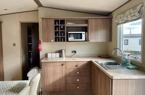 South Cerney Other | Lake Front 2 Bed Caravan, South Cerney