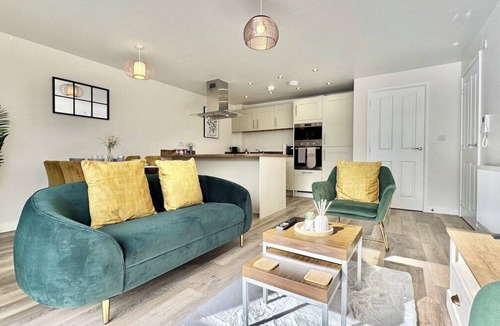 Doncaster Apartment | Lake Front 2 Bedroom Apartment | Free Parking