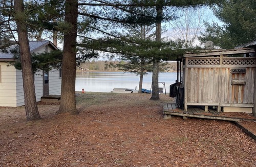 Hale Cabin | Lake Front cabin on ORV trail head! 5 mins from AuSable River pets welcome!