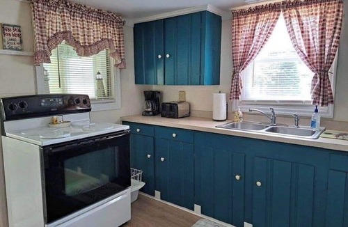 Senecaville Cabin | Lake Front Cabin on Seneca Lake. Come play in the lake. Sleeps 8, 5 beds