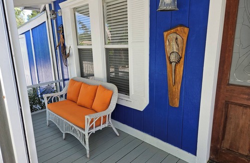 East Naples Cottage | Lake front Conch Cottage - Steps to Old Naples!