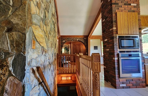 Oakdale House | Lake front home in Solon, close to University of Iowa, Iowa City & Cedar Rapids.