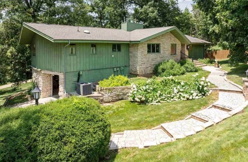 Oakdale House | Lake front home in Solon, close to University of Iowa, Iowa City & Cedar Rapids.
