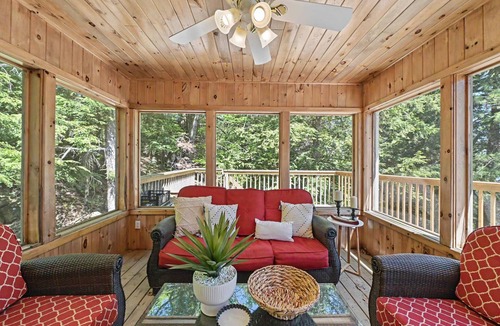 Lake of Bays Cottage | LAKE FRONT |HotTub+Sauna+GolfSim+Arcade+Kayaks+BBQ