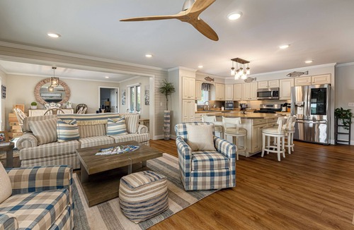 Marion House | Lake Front Luxury-5 beds, 3 baths, Tiki Bar, 2 slip dock