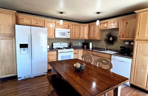 Nelchina Cabin | Lake Front Rental With Chugach Mountain Views!