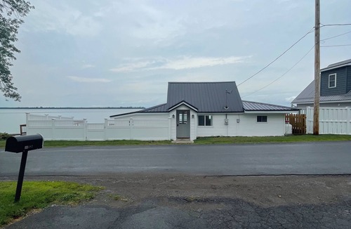 Dexter Cottage | Lake Front Retreat