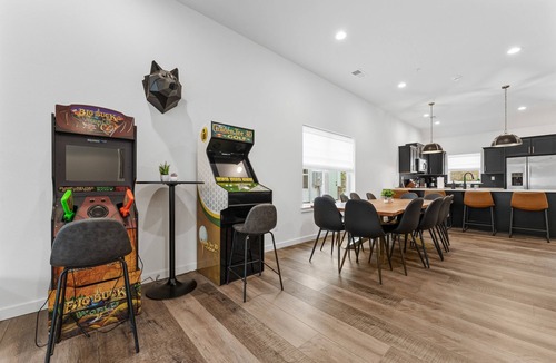 Table Rock House | Lake Front Rooftop Hot Tub Arcade Game House