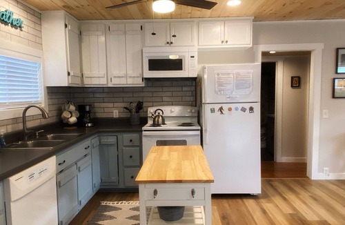 Robbinsville House | Lake front Sunset Cottage with dock & kayaks