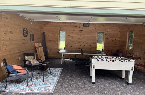 Lake George House | Lake George family retreat – private dock access – kayaks – 4BR- Cleverdale