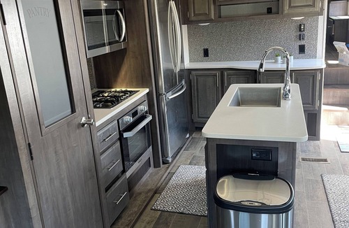 Holcombe RV Rental | Lake, golf course, tiki bar, volleyball court and bar/restaurant!