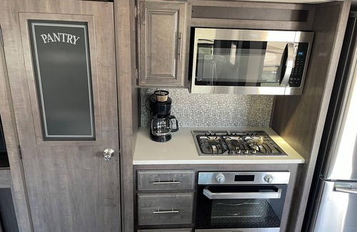 Holcombe RV Rental | Lake, golf course, tiki bar, volleyball court and bar/restaurant!