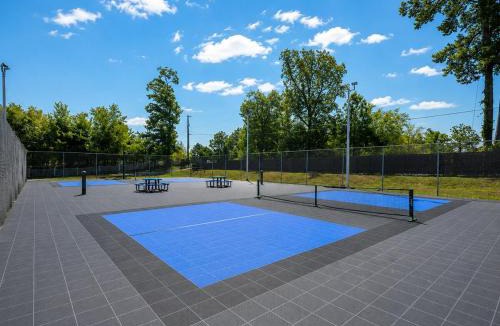 Lake Hamilton Apartment | Lake Hamilton Haven: Top-Floor Condo with Boat Slip, Pool & Pickleball