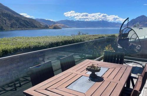 Lake Hawea House | Lake Hāwea Lakefront House
