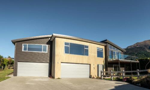Lake Hawea House | Lake Hāwea Lakefront House