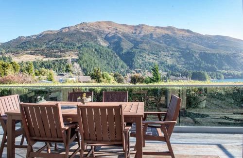 Lake Hawea House | Lake Hāwea Lakefront House