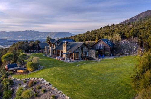 Queenstown Lakes District Villa | Lake Hawea View