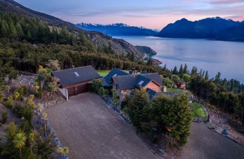 Queenstown Lakes District Villa | Lake Hawea View