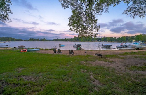 Twin Lake Cottage | Lake House-Beach-Kayaks-Lake View