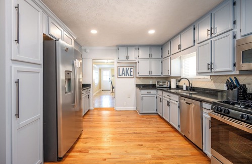 Buford House | Lake it Easy - Deep Water Dock & Year Round Views! 1 mile from Lanier Islands