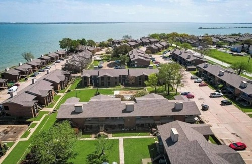 Garland Condo | Lake life 1-bedroom,1-bath condo in peaceful Garland TX