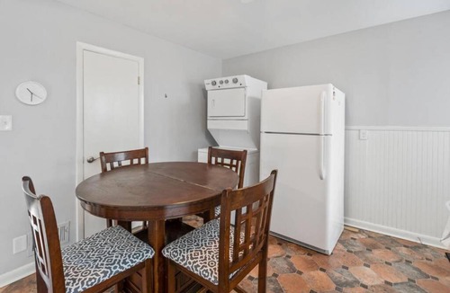 Acworth House | Lake Life B - 2 Bdrm Sleeps 4 - 5 Min Walk to Beach & Downtown Acworth - 10 Min to Lake Point Sports Complex