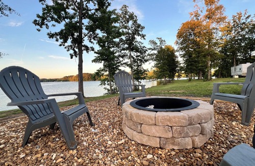 Cedar Bluff Cottage | LAKE LIFE !nCharming 3-bedroom cottage with dock and boat ramp on Weiss Lake