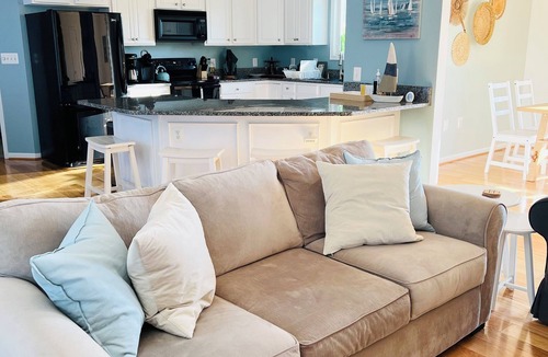Livingston House | Lake Life with Views! Morning sunrises & amazing sunsets! Boat to The Cove & gas
