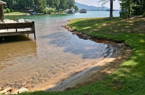 Huddleston Cottage | LAKE LIVING AT ITS FINEST. Cozy cottage with wide water and mountain views.