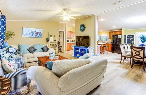 Oakhurst Cottage | Lake Livingston Home w/Dock & Deck!