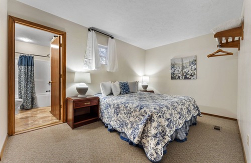 Indian Point House | Lake Lodge 43 - Resort Next to Silver Dollar City!