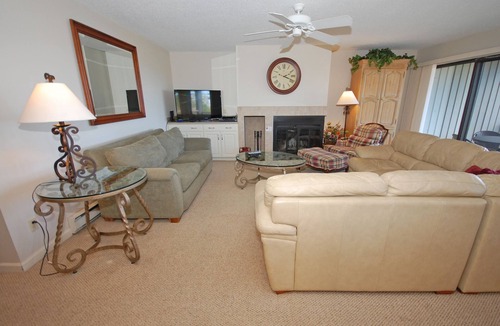 Glen Arbor Condo | Lake Michigan Beachfront Condo in Glen Arbor with 4B/3B!