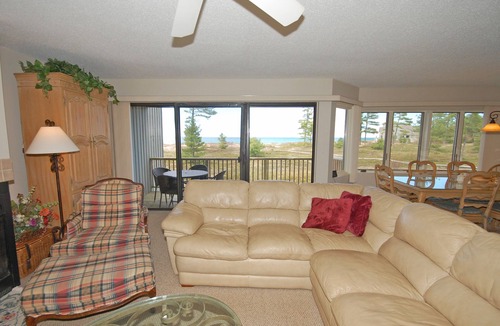Glen Arbor Condo | Lake Michigan Beachfront Condo in Glen Arbor with 4B/3B!