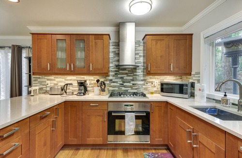 Mount Park House | Lake Oswego Home w/ Deck 9 Mi to Downtown Portland