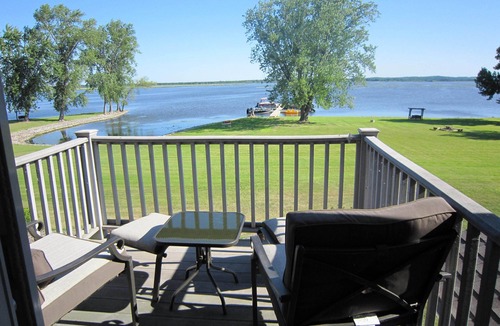 Village of Marquette House | Lake Puckaway Getaway - Immaculate lakefront 2-story townhome 10% off 7+ nights