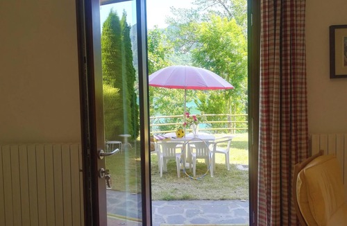 Idro Apartment | Lake shore with garden