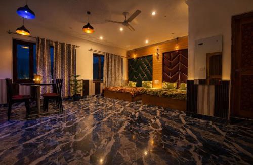 Dal Lake House | Lake side stays