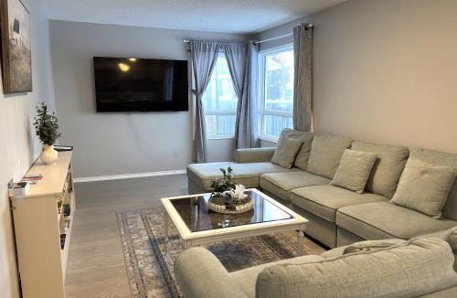 Alcona House | Lake Simcoe 4 Bedroom Family Home Ideal Toronto Area Retreat