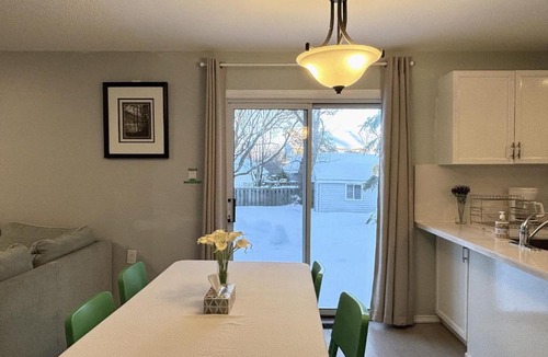 Alcona House | Lake Simcoe 4 Bedroom Family Home Ideal Toronto Area Retreat