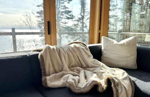 Grand Marais House | Lake Superior Retreat | 500' Private Shoreline
