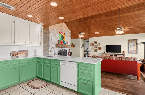 Highland Lake Estates House | Lake Travis Waterfront lodge/Dock/Firepit/Outdr Lux